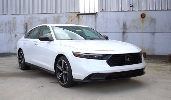 Ако някой ви попита кои са били най-продаваните автомобили в САЩ през последните 40 години, Honda Accord със сигурност ще бъде високо в списъка ви - и с право. Това е феномен. От пускането си на пазара през 1976 г., той реализира над 14 милиона бройки само в САЩ. Това е не само популярна кола, но крайъгълен камък на успеха на Honda.

В продължение на почти петдесет години и 11 поколения, Accord предоставя типичния седан от среден размер. Неговите комфорт, производителност и надеждност гарантират високата репутация. Не е изненада, че най-актуалната му версия е далеч от оригиналния модел. През 1976 г. това е хечбек с две врати, осигуряващ 68 конски сили. Второто поколение, пуснато през 1982 г., трансформира колата в седан и оттогава си остава такъв.
През дългата си и славна кариера Accord се развива и актуализира, като винаги остава пред оснаналите по отношение на дизайн, технология и производителност.